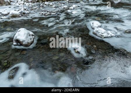 Bear Creek friert im Spätherbst ein, Wallowa Mountains, Oregon. Stockfoto