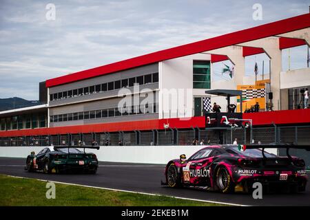83 Gostner Manuel (ita), Gatting Michelle (dnk), Frey Rahel (che), Iron Lynx, Ferrari 488 GTE Evo, Action 55 Cameron Duncan (gbr), Griffin Matthew (irl), Scott Aaron (gbr), Spirit of Race, Ferrari 488 GTE Evo, Action flag, drapeau kariertes damier Portrait während der 2020 4 Stunden von Portimao, 5th Runde der European Le Mans Series 2020, vom 30. Oktober bis 1. November 2020 auf dem Algarve International Circuit, in Portimao, Portugal - Photo Germain Hazard / DPPI Stockfoto