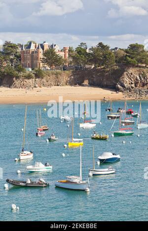 Bootshafen mit Schiffen und dem Schloss in Saint Briac sur Mer, Bretagne, Cotes Armor, Frankreich Stockfoto