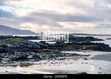 Die Felsen an der Küste zwischen Rosbeg und Glencolumbkille in County Donegal - Irland Stockfoto