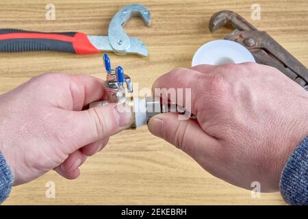 DIY Reparatur, Schlüssel, Bandspule Schlauch Kugelhahn Stockfoto