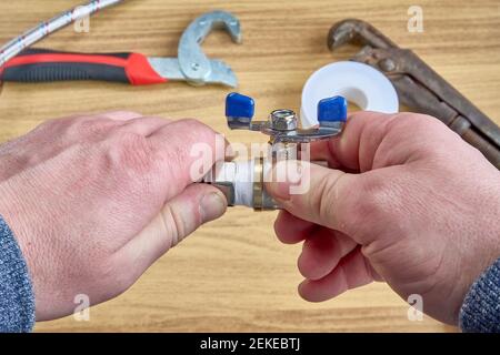 DIY Reparatur, Schlüssel, Bandspule Schlauch Kugelhahn Stockfoto