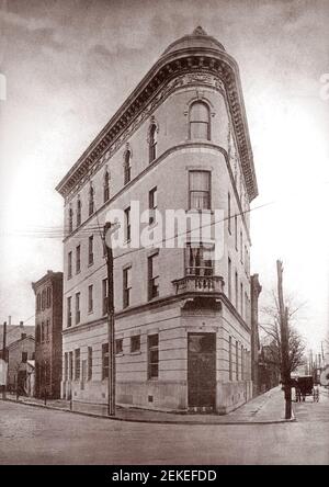 Das Flat Iron Hotel wurde 1906 erbaut und galt aufgrund seiner dreieckigen Form als eines der kuriosen Gebäude in Wilkes Barre Pennsylvania, USA. Es misst 100 Fuß auf der East Ross Street, 100 Fuß auf der Hazle Street, 60 Fuß breit an der Rückseite und 10 Fuß breit in der Vorderseite zur South Main Street.The Flat Iron Hotel wurde von Henry J. Melan zu einem Preis von $26.715 gebaut. Das Flat Iron Hotel wurde im Mai 1965 abgerissen, nachdem es von der Wilkes-Barre-Reentwicklungsbehörde für $56.500 erworben wurde. Stockfoto