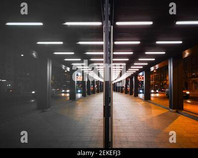 Breslau, Polen - März 5 2020 langer Tunnel mit Streifenlampen an der Decke, die sich im Fenster spiegeln Stockfoto