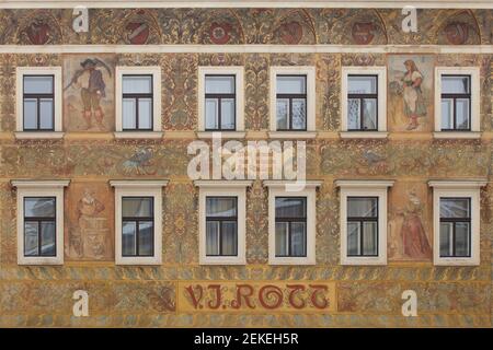 Neorenaissance-Wandmalereien auf dem Haus in Rott (Rottův dům) auf dem Malé-Platz in Staré Město (Altstadt) in Prag, Tschechische Republik. Das vom tschechischen Architekten Eduard Rechziegel entworfene Gebäude wurde 1890 erbaut. Die Wandmalereien nach dem Entwurf des tschechischen Malers Mikoláš Aleš wurden Arnošt von Ladislav Novák und 1896 Hofbauer gemalt. Stockfoto