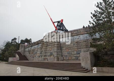 Prager Metronom (Pražský metronom) entworfen vom tschechischen Bildhauer Vratislav Karel Novák (1991) im Letná Park (Letenské sady) in Prag, Tschechische Republik. Das Metronom befindet sich im ehemaligen Keller des Denkmals für den sowjetischen Diktator Joseph Stalin, das auf dem Bild zu sehen ist. Stockfoto