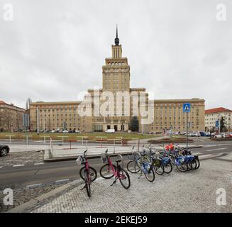 Hotel International vom tschechischen Architekten František Jeřábek im Stadtteil Dejvice in Prag, Tschechische Republik. Das von sowjetischer stalinistischer Architektur inspirierte Hotel wurde 1952-1956 erbaut. Stockfoto