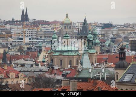 Historisches Zentrum von Prag mit der Nikolaikirche (Kostel svatého Mikuláše) und dem Alten Rathaus (Staroměstská radnice) auf dem Altstädter Ring und dem Nationalmuseum (Národní muzeum) auf dem Wenzelsplatz (Václavské náměstí) im Hanavský Pavilon im Letná Park (Letenské sady) in Prag, Tschechische Republik. Die Kirche der Heiligen Ludmila (Kostel svaté Ludmilly) ist im Hintergrund links zu sehen. Die Türme der St. Gallen Kirche (Kostel svatého Havla) sind neben dem mittelalterlichen Turm des Alten Rathauses auf der rechten Seite zu sehen. Stockfoto