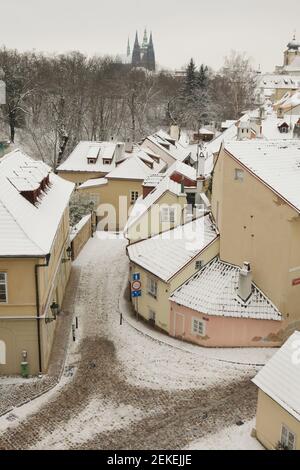 Luftaufnahme der schneebedeckten malerischen Straße Nový Svět (Neue Weltstraße) in Hradčany Bezirk in Prag, Tschechische Republik. Stockfoto