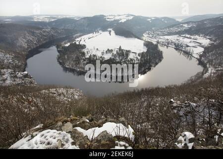 Schneebedeckte Moldau-Kurve, bekannt als Solenice Horseshoe Bend (Solenická podkova), aufgenommen vom Altán-Aussichtspunkt (Vyhlídka Altán) bei Solenice in Mittelböhmen, Tschechien. Stockfoto