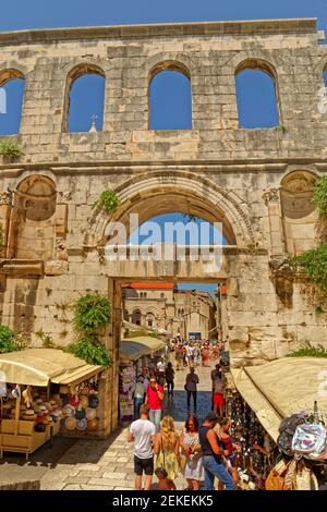 Torbogen Eingang zum Palast des römischen Kaisers Diokletian in Split in der dalmatinischen Region von Kroatien. Stockfoto