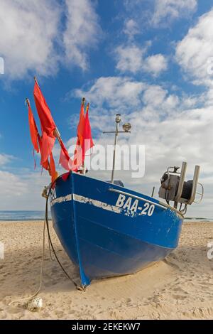 Blaues Fischerboot am Strand entlang der Ostsee bei Baabe auf der Insel Rügen / Rügen, Mecklenburg Vorpommern, Deutschland Stockfoto