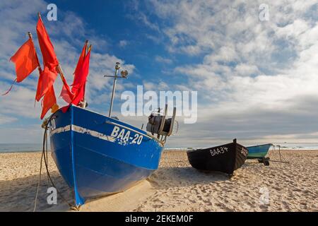 Drei Fischerboote am Strand entlang der Ostsee bei Baabe auf der Insel Rügen / Rügen, Mecklenburg Vorpommern, Deutschland Stockfoto