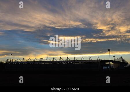 Die Sonnenuntergänge auf dem Jobserve Community Stadium vor dem Sky Bet League 2 Spiel zwischen Colchester United und Exeter City im Weston Homes Community Stadium, Colchester am Dienstag, 23rd. Februar 2021. (Kredit: Ben Pooley - MI News ) Stockfoto