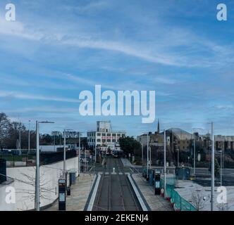 Die Haltestelle Grangegorman auf der Luas-Stadtbahn in Dublin, Irland. In der Ferne das alte Hendronsgebäude. Stockfoto