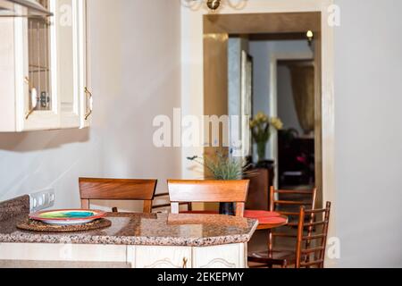 Moderne europäische Küche schmales Zimmer mit Theke und Granit-Arbeitsplatte Bar mit zwei Stühlen im kleinen Haus Innenarchitektur mit Leere Platte Stockfoto