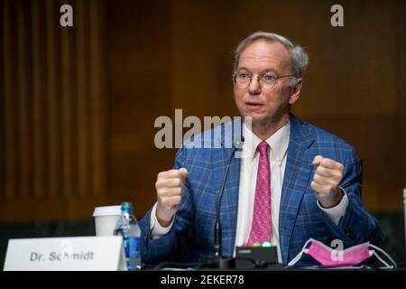 Washington, Vereinigte Staaten Von Amerika. Februar 2021, 23rd. Dr. Eric E. Schmidt, Mitbegründer von Schmidt Futures, beantwortet Fragen während einer Anhörung des Senatsausschusses für bewaffnete Dienste, um neue Technologien und ihre Auswirkungen auf die nationale Sicherheit zu untersuchen, am Dienstag, den 23. Februar 2021 im Dirksen Senate Office Building in Washington, DC. Quelle: Rod Lampey/CNP Credit: dpa/Alamy Live News Stockfoto