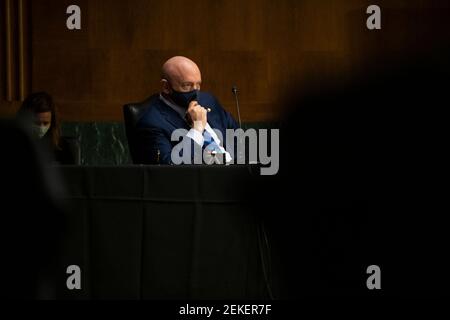 Washington, Vereinigte Staaten Von Amerika. Februar 2021, 23rd. Der Vertreter der Vereinigten Staaten, Mike Kelly (Republikaner von Pennsylvania), hört dem Panel während einer Anhörung des Senatsausschusses für bewaffnete Dienste zu, um neue Technologien und ihre Auswirkungen auf die nationale Sicherheit zu untersuchen, am Dienstag, den 23. Februar 2021, im Dirksen Senate Office Building in Washington, DC. Quelle: Rod Lampey/CNP Credit: dpa/Alamy Live News Stockfoto