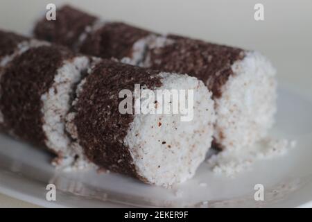 Gedämpfter Hirsekuchen. Hergestellt mit Fingerhirse Mehl kombiniert mit geriebenem Cocunut und in einem speziellen Behälter gedämpft. Es wird auch Ragi Putt genannt Stockfoto