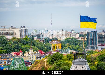 Kiew, Ukraine Stadtbild von Kiew und ukrainische Flagge winken im Wind im Sommer in Podil Bezirk und bunte neue Gebäude Stockfoto