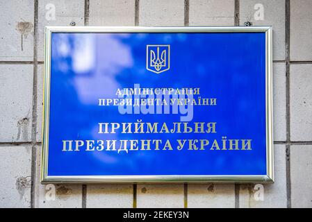 Bankova Straße in Kiew oder Kiew, Ukraine mit ukrainischen Regierungsgebäude Zeichen Nahaufnahme Text für die Verwaltung des Präsidenten Stockfoto