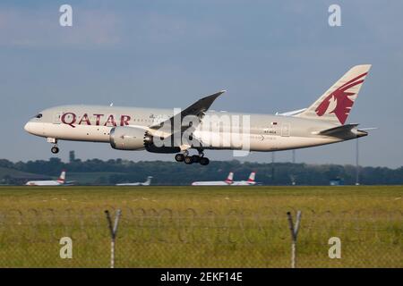 Qatar Airways Boeing 787-8 Dreamliner A7-BCA Passagierflugzeug Ankunft und Landung am Flughafen Wien Stockfoto
