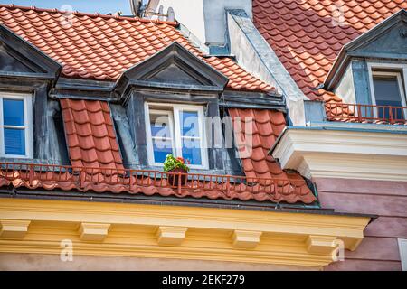 Warschau, Polen Altstadt Burg Platz mit historischen Straßen-Architektur und blau roten Fenster Dach Closeup Muster Sommerblumen Stockfoto