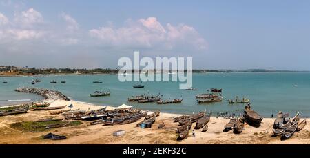 Cape Coast Ghana Fischerdorf Afrika. Alte handgemachte Fischerboote fischen im Ocean Bay Marina Dorf. Schlechte Hygiene und Armut. Stockfoto