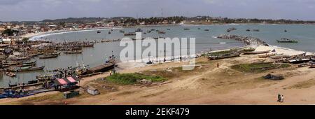 Cape Coast Ghana Fischerdorf Afrika. Alte handgemachte Fischerboote fischen im Ocean Bay Marina Dorf. Schlechte Hygiene und Armut. Stockfoto