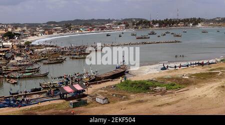 Cape Coast Ghana Fischerdorf Afrika. Alte handgemachte Fischerboote fischen im Ocean Bay Marina Dorf. Schlechte Hygiene und Armut. Stockfoto