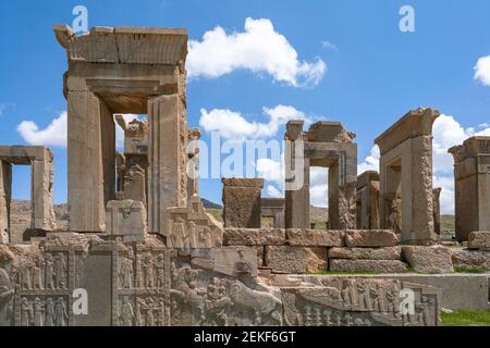 Ruinen, Statuen und Wandmalereien der alten persischen Stadt Persepolis im Iran. Die berühmtesten Überreste des alten persischen Reiches. Stockfoto