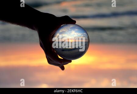 Wunderschöner Sonnenuntergang, aufgenommen durch einen Objektivball am Madeira Beach, Florida, USA Stockfoto