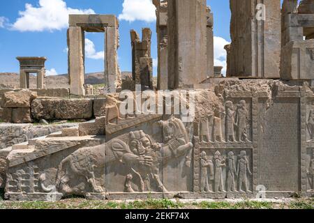 Ruinen, Statuen und Wandmalereien der alten persischen Stadt Persepolis im Iran. Die berühmtesten Überreste des alten persischen Reiches. Stockfoto