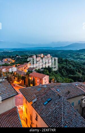 Chiusi Scalo bei Nacht Abend oder Morgen in der Toskana, Italien mit beleuchteten Lichtern auf Straßen Dachhäuser auf Berglandschaft ländlichen Landes Stockfoto