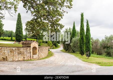 Monticchiello, Italien Val D'Orcia Landschaft in der Toskana mit leeren Straße Schotterstraße in kleinen Dorf mit niemand Stockfoto