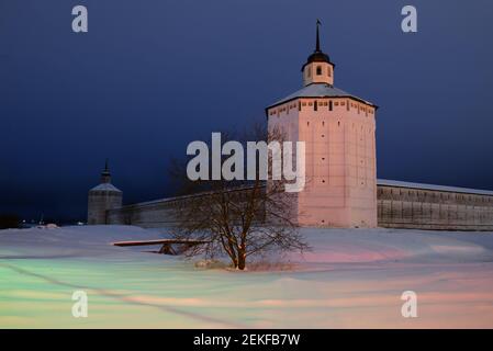 Blick auf die alten Türme des Klosters Kirillo-Belozersky in der Dezembernacht. Wologda Region, Russland Stockfoto