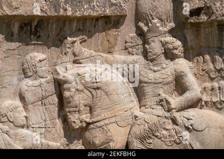 Wandmalereien von Necropolis, König Begräbnisstätte des alten Persien. König auf seinem Pferd in Sandstein Felswand geschnitzt. Stockfoto