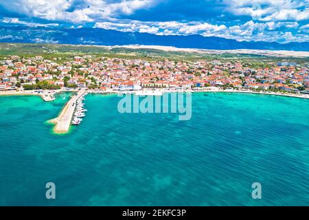 Stadt Novalja Strand und Wasser auf der Insel Pag Luftbild, Dalmatien Region von Kroatien Stockfoto