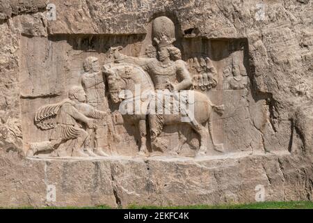 Wandmalereien von Necropolis, König Begräbnisstätte des alten Persien. König auf seinem Pferd in Sandstein Felswand geschnitzt. Stockfoto