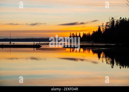 Silhouette des Läufers an der Port Blakely Bridge bei Sonnenaufgang, Bainbridge Island, Washington, USA Stockfoto