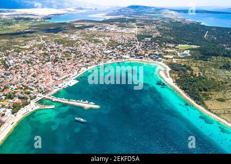 Novalja, Insel Pag. Idyllischer Strand und türkisfarbenes Meer Luftbild in der Stadt Novalja, Adria-Archipel von Kroatien Stockfoto