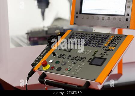 CNC-Bedienpult der modernen Fräsmaschine. Selektiver Fokus. Stockfoto