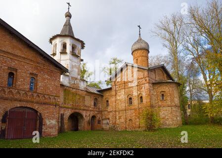 In der alten Kirche der Verkündigung der seligen Jungfrau Maria an einem bewölkten Oktobertag. Weliki Nowgorod, Russland Stockfoto