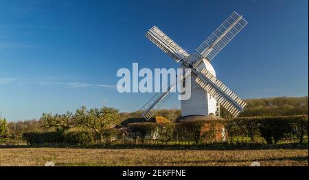 Upthorpe Mill, Stanton, Suffolk, England. Mit vollen Segeln und ohne Menschen. Stockfoto