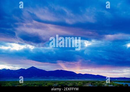 Autobahn bei Sonnenuntergang, Great Basin National Park, Nevada, USA Stockfoto