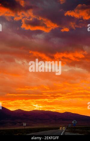 Autobahn bei Sonnenuntergang, Great Basin National Park, Nevada, USA Stockfoto