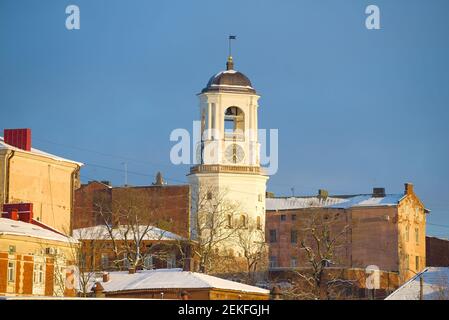 Der alte Uhrturm an einem sonnigen Februarabend. Wyborg, Russland Stockfoto