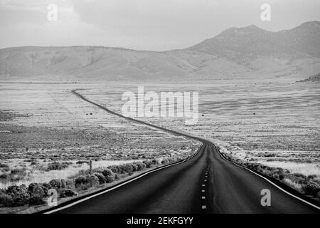 Autobahn durch Wüste in schwarz und weiß, Great Basin National Park, Nevada, USA Stockfoto