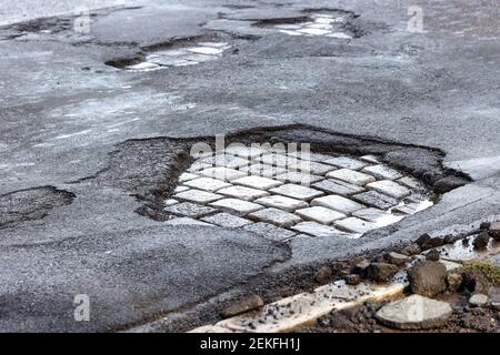 Leipzig, Deutschland. Februar 2021, 19th. Eine Straße mit Schlaglöchern. Wie in jedem Winter sind die Straßen besonders durch den Wechsel von Frost und Tauwetter betroffen. Quelle: Jan Woitas/dpa-Zentralbild/ZB/dpa/Alamy Live News Stockfoto