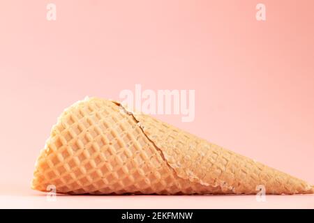 Eis-Kegel isoliert auf rosa Hintergrund, süße Sommer Food-Konzept Stockfoto